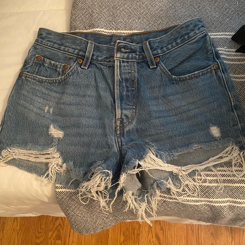 Distressed Levi’s cutoffs